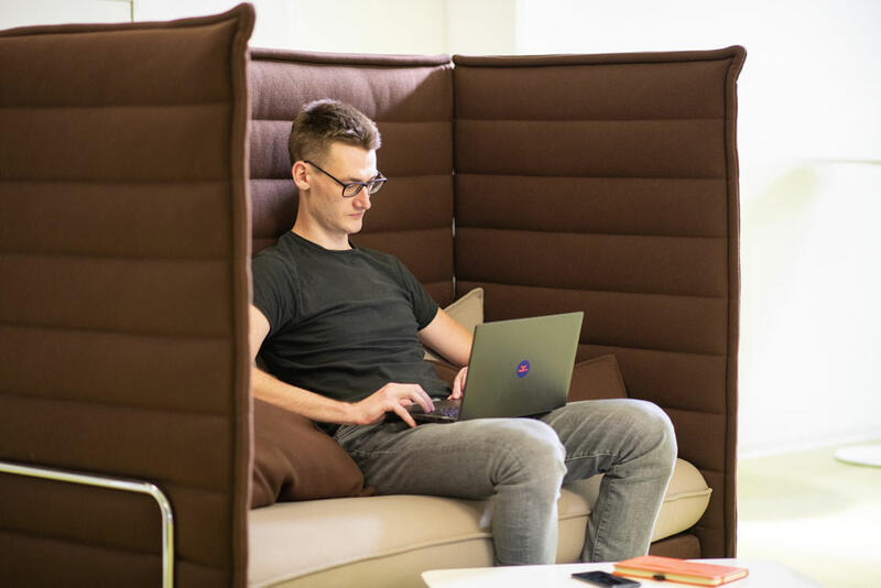 Jiří pracující na notebooku v kancelářích Y Softu